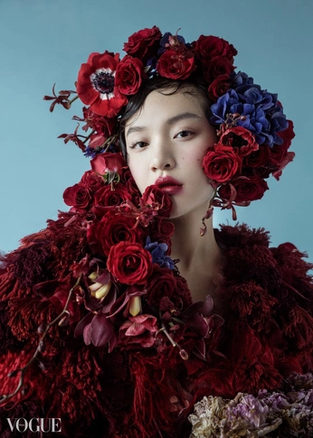 A cover of "Flowers" cluster. The owner is pmkcreative. The cluster consists of 12 elements.