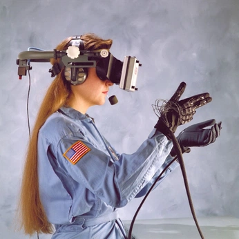 A cover of "數位技術如何改變未來生活與想像" cluster. The owner is a113141028. The cluster description is "隨著AR、VR、元宇宙等沉浸式技術的出現，人類突破了現實的限制，擴展了虛擬與現實交融的新生活方式。然而，這些技術也改變了我們對未來的想像。". The cluster consists of 30 elements.