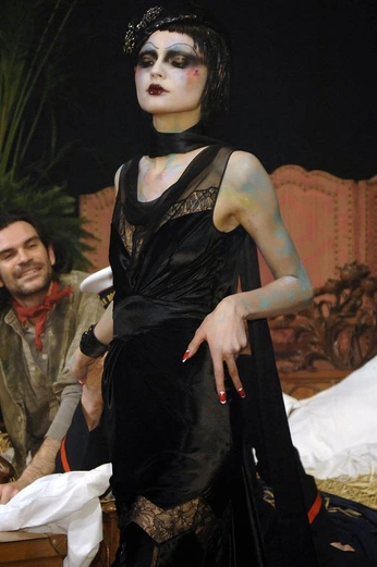 A cover of "black paradise" cluster. The owner is lupis. The cluster consists of 18 elements.