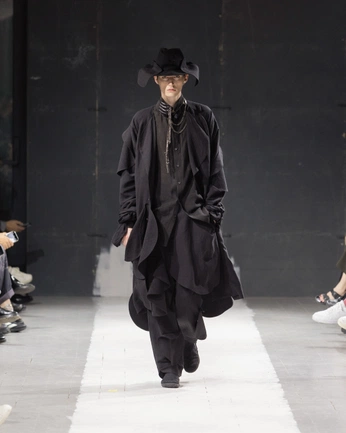 A cover of "Yohji yamamoto" cluster. The owner is kirasarchives. The cluster consists of 1 element.