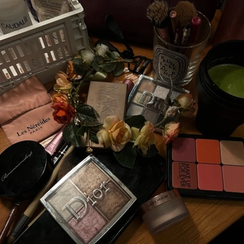 A cover of "makeup" cluster. The owner is lynnlenn. The cluster consists of 15 elements.