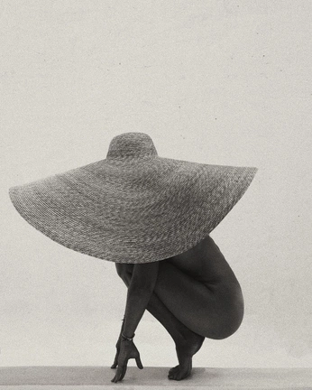 A cover of "Fashion👜" cluster. The owner is sofiaazar. The cluster consists of 17 elements.