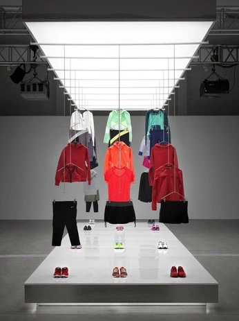 A cover of "mannequin/display" cluster. The owner is tierrart. The cluster consists of 4 elements.