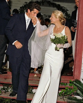 A cover of "lovers carvings" cluster. The owner is evelinkangur. The cluster consists of 17 elements.