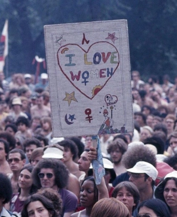 A cover of "queer" cluster. The owner is roslynn. The cluster description is "orange pink and white". The cluster consists of 1 element.