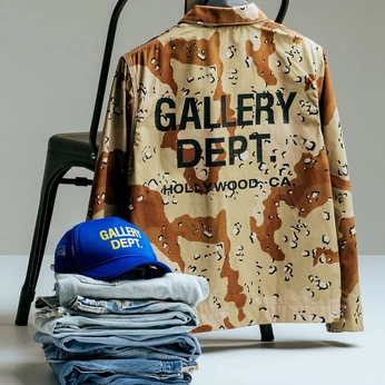 A cover of "Outfits" cluster. The owner is unobtainium. The cluster consists of 384 elements.