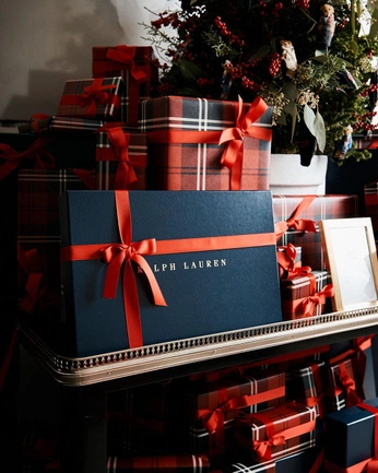 A cover of "Gifting" cluster. The owner is deep.savalia. The cluster consists of 5 elements.