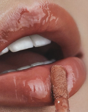 A cover of "lipgloss" cluster. The owner is plumeriast. The cluster consists of 17 elements.