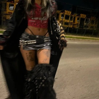 A cover of "Outfit inspo" cluster. The owner is loueee. The cluster consists of 136 elements.