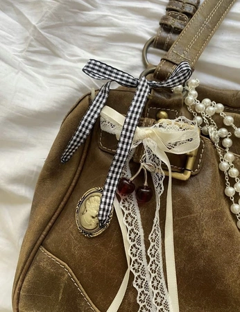 A cover of "in the details" cluster. The owner is wallflowers101. The cluster consists of 4 elements.