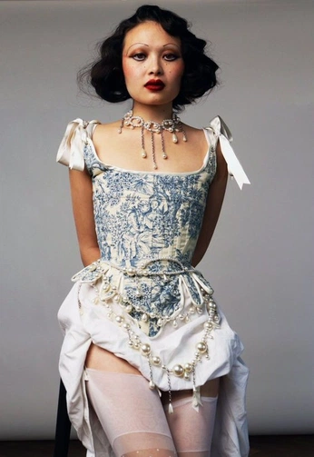 A cover of "In Awe" cluster. The owner is uhhhxo. The cluster consists of 4 elements.