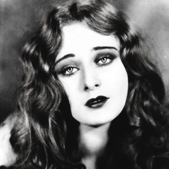 A cover of "1920s" cluster. The owner is sugxrblossom. The cluster consists of 15 elements.