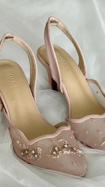 A cover of "girlhood" cluster. The owner is kateyounghans. The cluster consists of 18 elements.