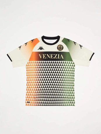 A cover of "Fades" cluster. The owner is dgstudio. The cluster consists of 3 elements.