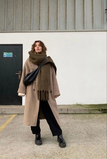 A cover of "outfits" cluster. The owner is carolmichelon. The cluster consists of 16 elements.