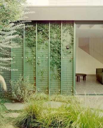 A cover of "Facade" cluster. The owner is fluckseder.g. The cluster consists of 3 elements.