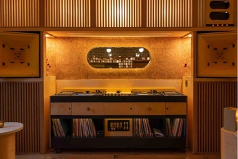 A cover of "Listening Room" cluster. The owner is doronb. The cluster consists of 28 elements.