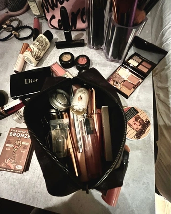 A cover of "makeup" cluster. The owner is itsgwegwe. The cluster consists of 2 elements.