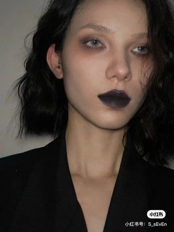 A cover of "makeup" cluster. The owner is avecreativa. The cluster consists of 4 elements.