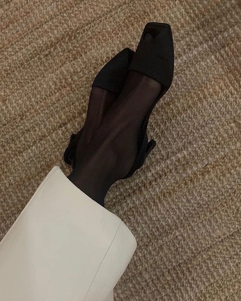 A cover of "Profile 004" cluster. The owner is familiure. The cluster description is "Desires: untraditionally classic, minimal, clean lines and shapes". The cluster consists of 40 elements.