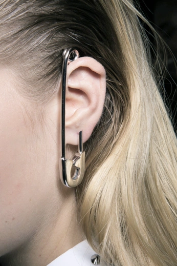 A cover of "E ars" cluster. The owner is thinapkin. The cluster consists of 1 element.