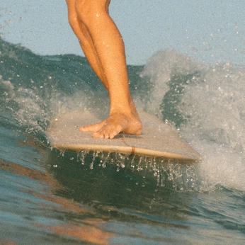 A cover of "surf sqrd" cluster. The owner is lelaaloford. The cluster description is "surf² ⬿ www + waves". The cluster consists of 335 elements.