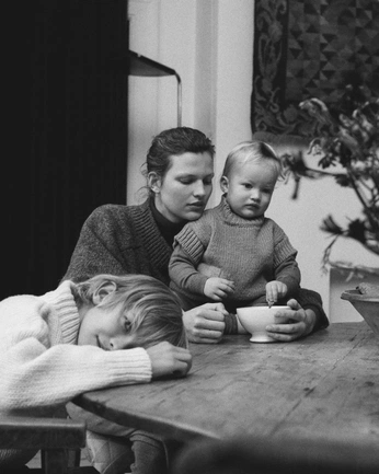 A cover of "Family portrait" cluster. The owner is zlatag. The cluster consists of 1 element.