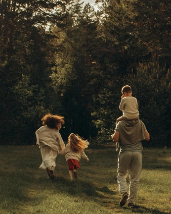 A cover of "Family Portraits" cluster. The owner is lasfotosdevale. The cluster description is "The Ephemeral Wonder of Family". The cluster consists of 64 elements.