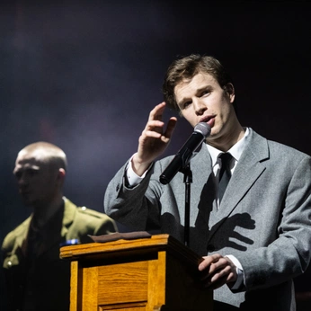 A cover of "theatre" cluster. The owner is waterophelia. The cluster consists of 2 elements.