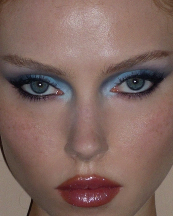 A cover of "Blue" cluster. The owner is midnightwitch. The cluster description is "dive into blue,where dreams unfold". The cluster consists of 24 elements.