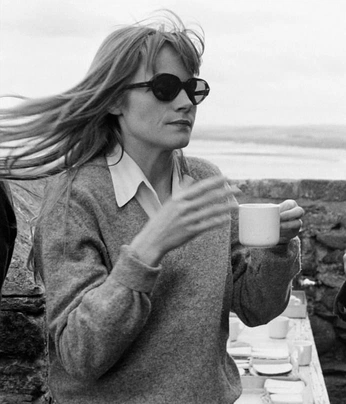 A cover of "Vibes" cluster. The owner is thaisferraz. The cluster consists of 15 elements.