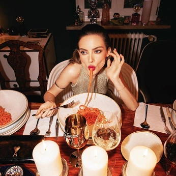 A cover of "Lounge candle" cluster. The owner is mills. The cluster consists of 24 elements.