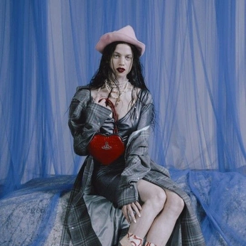 A cover of "Vivienne Westwood" cluster. The owner is daisym. The cluster consists of 7 elements.