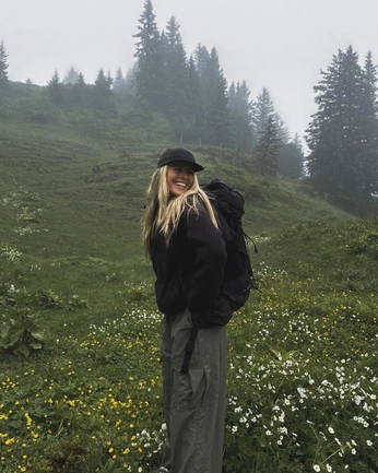 A cover of "in the mountains" cluster. The owner is hs. The cluster consists of 70 elements.