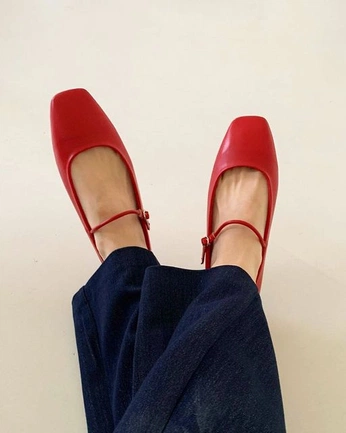 A cover of "LILA FOOTWEAR" cluster. The owner is alienkat. The cluster description is "Safety à la mode". The cluster consists of 76 elements.