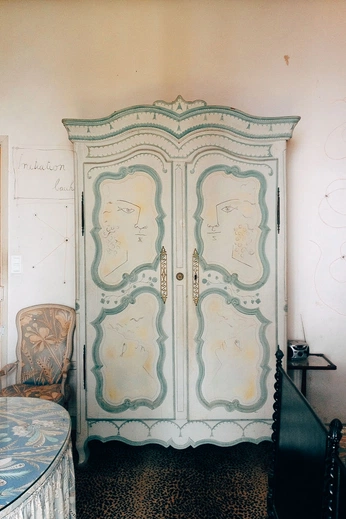 A cover of "Furniture" cluster. The owner is lykancense. The cluster consists of 2 elements.