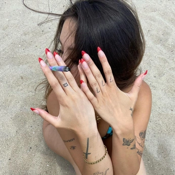 A cover of "Baddie 💋" cluster. The owner is kermitnia. The cluster description is "Baddie vibes 🦋👸". The cluster consists of 52 elements.