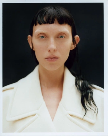 A cover of "black background" cluster. The owner is namaste.oomm. The cluster consists of 6 elements.