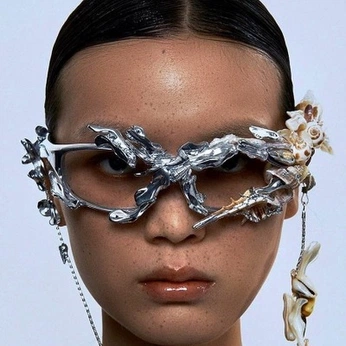 A cover of "Aura" cluster. The owner is chrmn. The cluster consists of 364 elements.