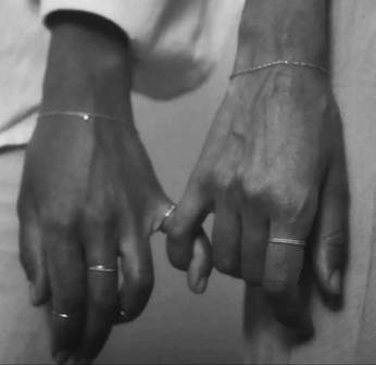 A cover of "Hands" cluster. The owner is mia99. The cluster consists of 4 elements.