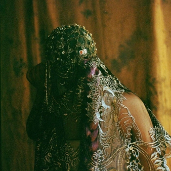 A cover of "all that glitters" cluster. The owner is suspendedsunbeam. The cluster consists of 39 elements.