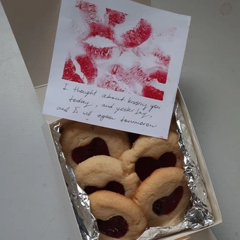 A cover of "Gifts Teehee" cluster. The owner is thehermitoficial. The cluster consists of 82 elements.