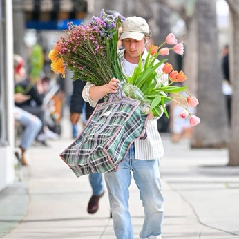 A cover of "J. at the flower market" cluster. The owner is lea.matilde. The cluster consists of 16 elements.