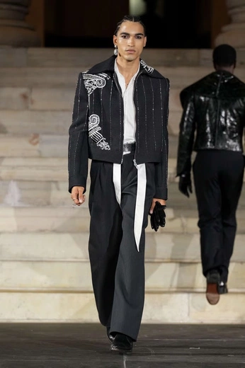 A cover of "People S Runway SS26" cluster. The owner is echogrid. The cluster consists of 37 elements.