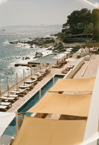 A cover of "r o o f t o p" cluster. The owner is payaldasani. The cluster consists of 10 elements.