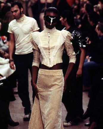 A cover of "moda" cluster. The owner is maddaleng. The cluster consists of 23 elements.