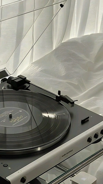 A cover of "white aesthetic" cluster. The owner is kooorla0328. The cluster consists of 2 elements.