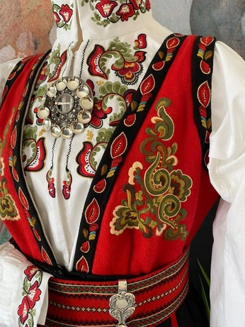 A cover of "embroidery" cluster. The owner is gracejo. The cluster consists of 14 elements.