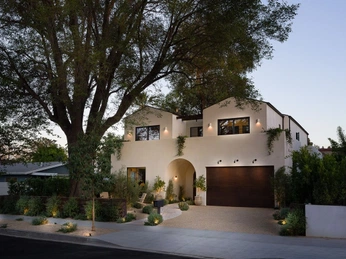 A cover of "The lamps keeper" cluster. The owner is fbyfstudio. The cluster consists of 55 elements.