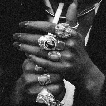 A cover of "h a n d s" cluster. The owner is cembise. The cluster description is "hands full or stories". The cluster consists of 11 elements.